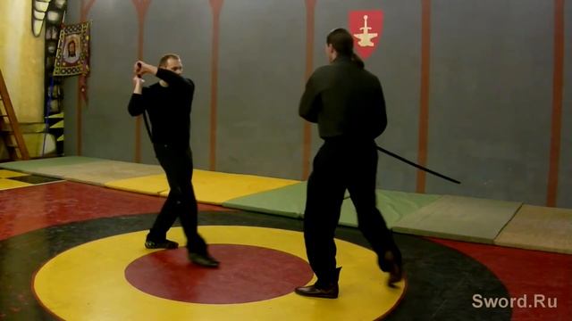Полутораручный меч - наступание на ногу.