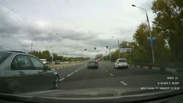 Вопрос по ПДД: кто должен уступить?