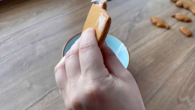 Нанесение на пряник белого покрытия для пряничного набора "УМНАЯ СОВУШКА"
