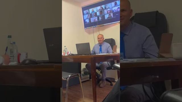 Большое собрание в офисе моей работы.