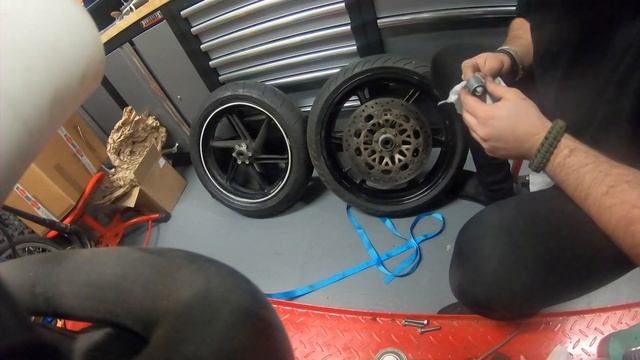 CBR900rr 16 inch rim to 17 inch conversion | BUDGET BIKE BUILD EP.4