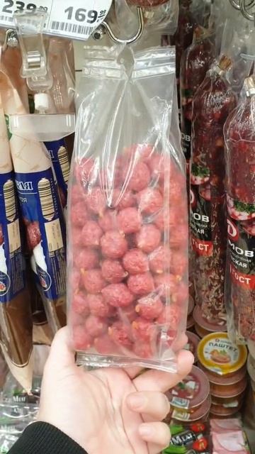 Кажется, эти колбаски из Магнита уже кто-то ел...