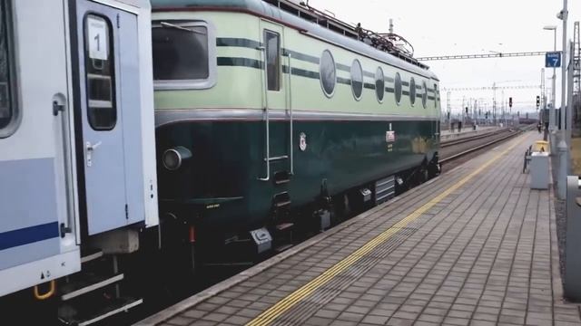 Красная звезда на лбу, локомотив Шкода, тип ЧС1 с ретро поездом