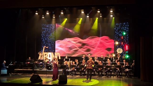 Дирижёр Андрей Балин. Певица Карина Кожевникова. Сургут Экспресс-Бэнд