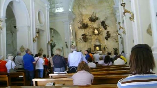 Gottesdienst in der Felsenkirche Madonna della Corona bei Spiazzi