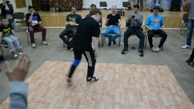 Spring Session 2014 1 on 1 b-boy Санек vs b-boy Саша