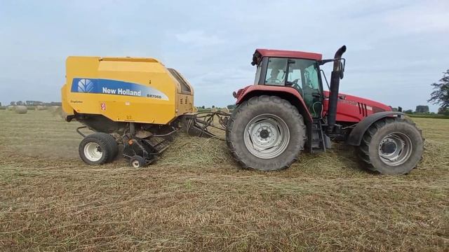 Belowanie siana Usługi Gr Urbańscy CASE CS 150 NEW HOLLAND BR7060