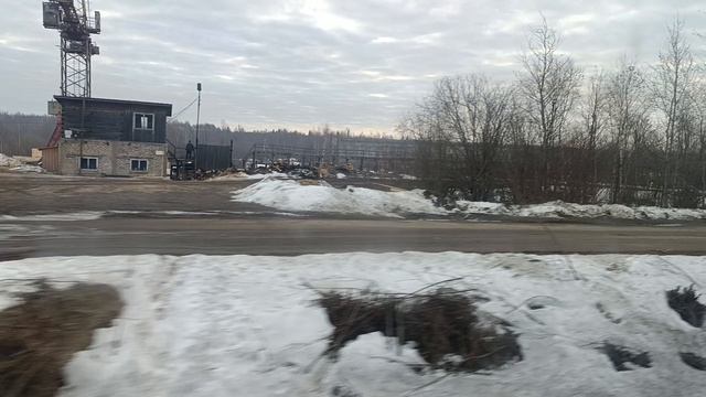 Вид из окна пригородного поезда Шлаковая - Стальная, прибытие на станцию Стальная, апрель 2025
