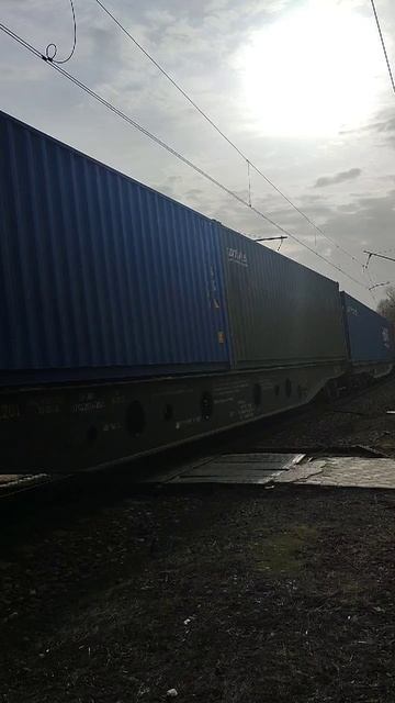 Здравствуй, город! Здравствуйте, все! - провозглашает поезд своим звонким гудком