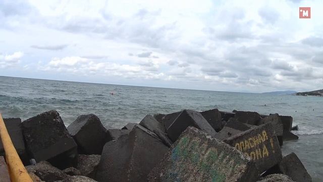 Скоро На всех пляжах. Бабушки пытаются достать внуков из моря.