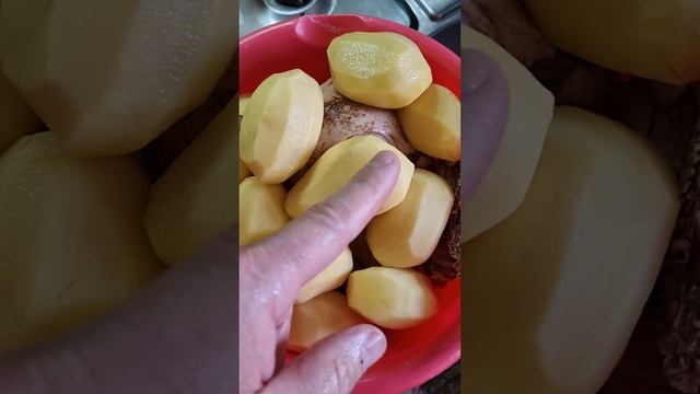 курица в духовке с картошкой..mp4
