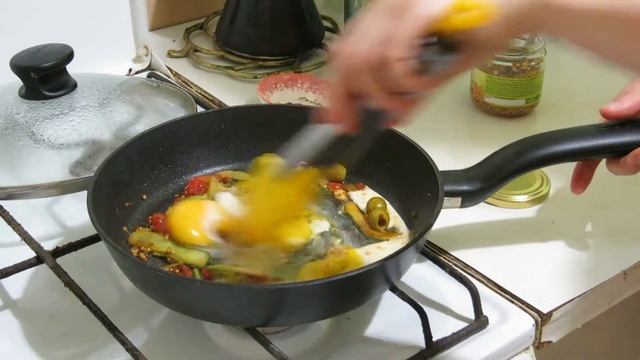 ЛАПША с жареным огурцом и яйцом. Еда для веганов. / ASIAN NOODLES with fried vegetables and eggs.