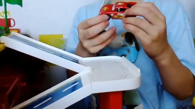 Парковка Garage Wader и машинки Hot Wheels.