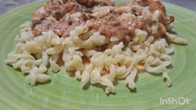 Нежная куриная грудка в пикантном соусе с пастой#куринаягрудка#паста