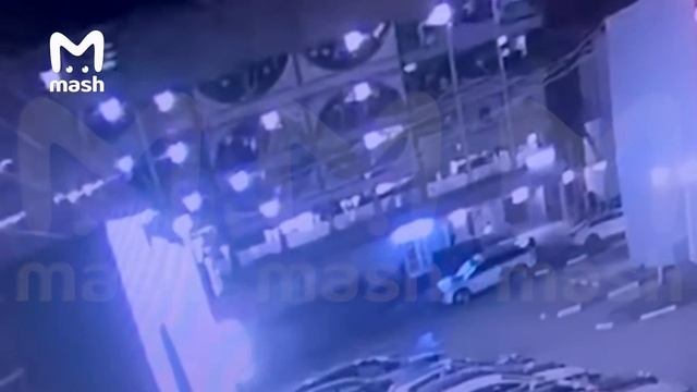 Машина упала с четвертого этажа парковки и загорелась на западе Москвы. 31 марта 2025 г.