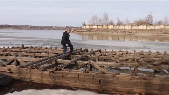 На обмелевшем дне Волги в Кинешме предстало старинное деревянное судно