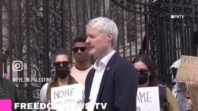 Выпускники Колумбийского университета рвут свои дипломы в знак протеста