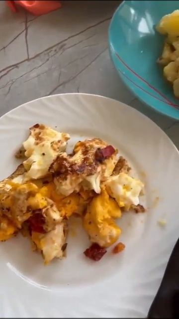КОФЕ ПРЯНИКИ КОРЖИК ТУШЁНКА С ГРЕЧКОЙ ЖАРЕНАЯ КАРТОШКА С ЛУКОМ ЯЙЧКИ С ЛУКОМ И ПОМИДОРАМИ ХЛЕБ .