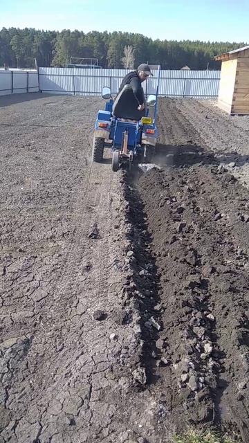 Мой синий трактор пашет