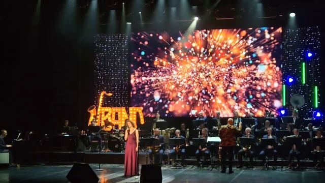 Дирижёр Андрей Балин. Певица Карина Кожевникова. Сургут Экспресс-Бэнд.