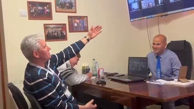 Я новый директор.