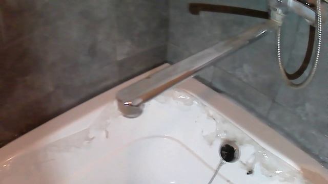 Если ваша акриловая ванна стоит неустойчиво, пошатывается,,, Саморезами к стенке ! Намертво !!!