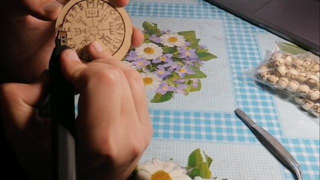 Брилок и заказной медальон с руническим компасом и тамгой