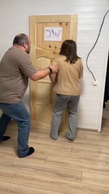 Похоже это какая-то не правильная дверь