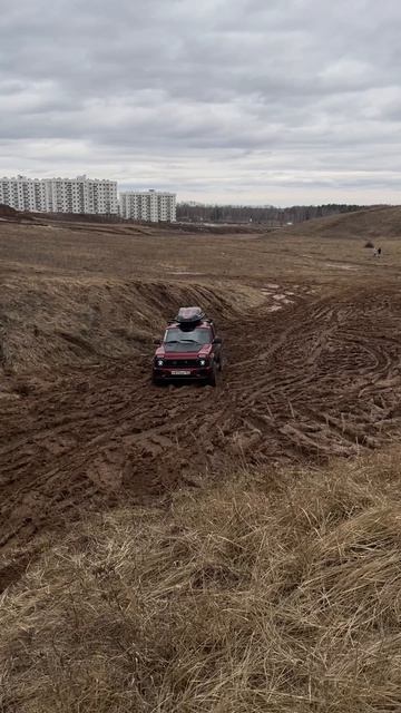 В очередной раз показываю, как едут шоссейные шины 244/40/20 на давлении 0.5атм 😎👌