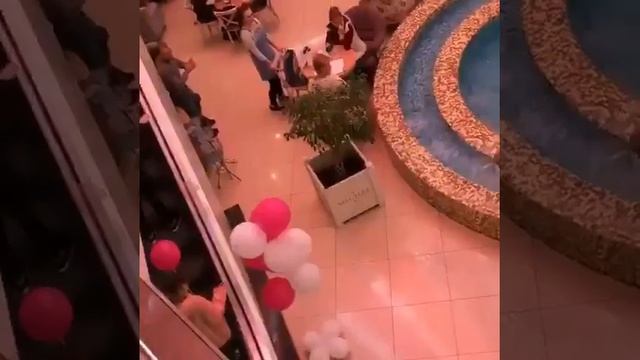Трое парней нырнули в фонтан в ТЦ Ставрополя