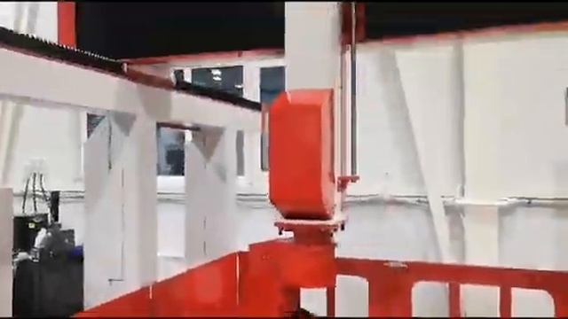 Огромный 5-осевой станок на производстве заказчика