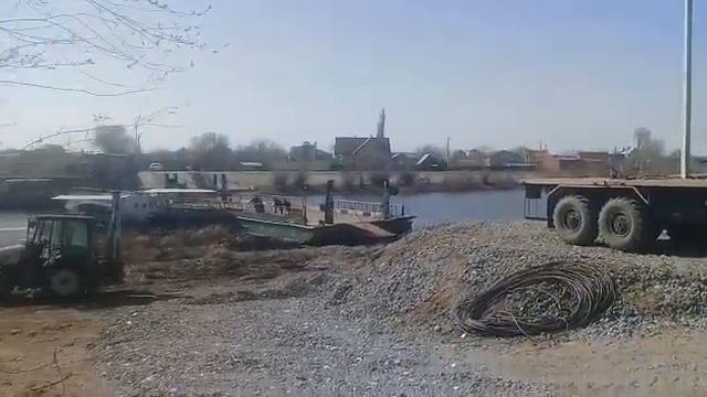 В Астрахани начали устанавливать понтонную переправу
