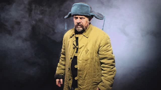 Человек с телогрейкой в клубе Забойник
