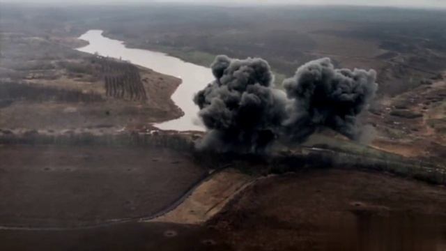Чугуний 3000 по дамбе в районе Поповки, перерезавший один из путей снабжения ВСУ.