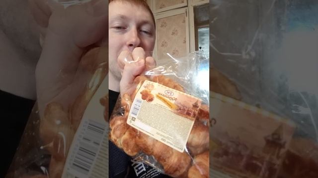 Мукбанк. Пью вкусный чай и кушаю круосаны.