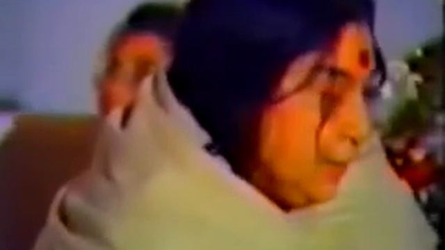 018. Шри Матаджи учит йогов петь баджан «Бхавани Даяни». Без перевода.
