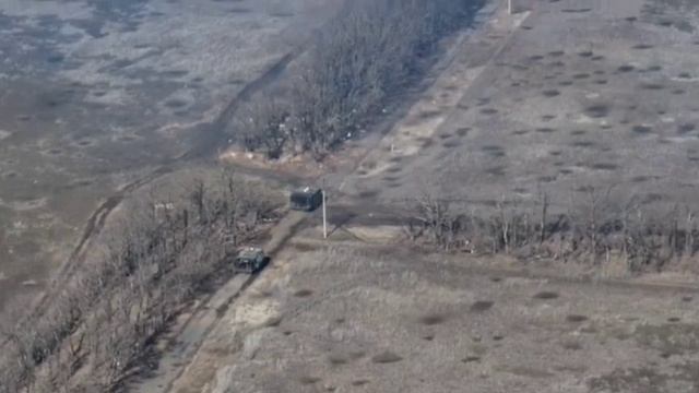 Российский танковый экипаж штурмует позиции противника в районе населенного пункта Часов Яр.
