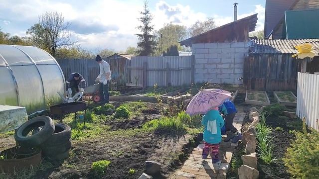 ПАПА РАБОТАЕТ 👶👶ПОМОГАЮТ/ИСПЕКЛА СЕМЕЙКУ 👍