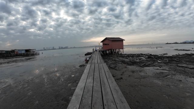 Tan Jetty иду по пирсу  в г. Джорджтаун, Пенанг, Малайзия