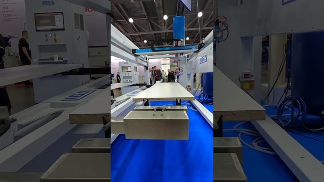 Робот для автоматической покраски дверных полотен.