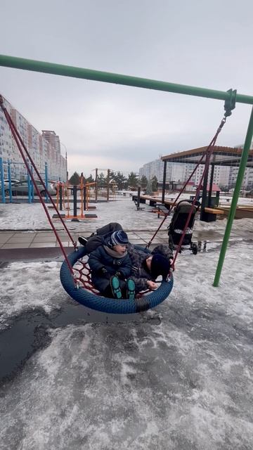 Володя играет на площадке во дворе. Володя и Максим на качеле. Володе 3,5 года. Володя на прогулке