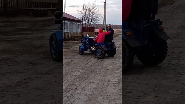 Дочька первый раз за рулём