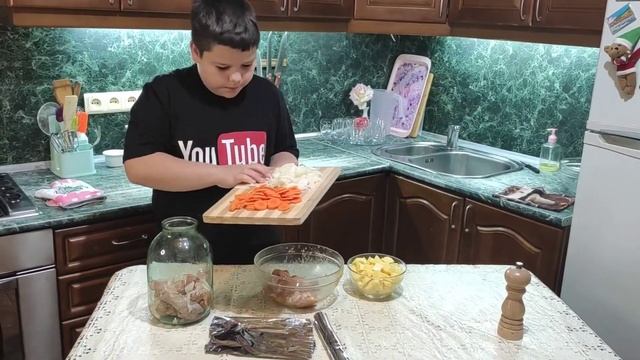 Курица тушёная в банке. Полезная еда. Славик жарит!!
