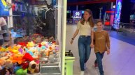 Марк подвергает радиоуправляемые машины настоящему испытанию на управляемость