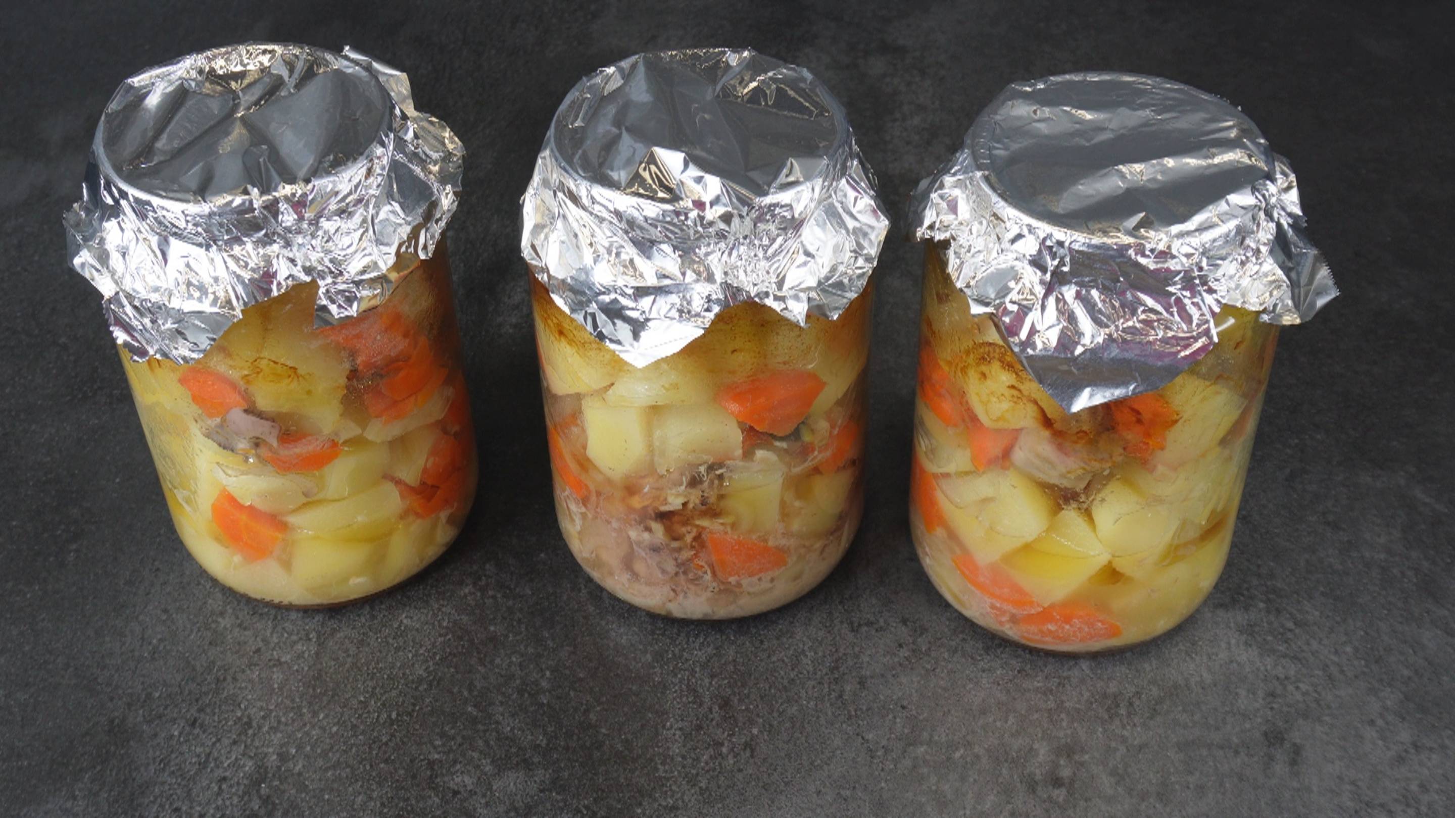 Раскладываю по банкам и убираю в холодильник, когда нужно достаю и подаю на ужин или обед