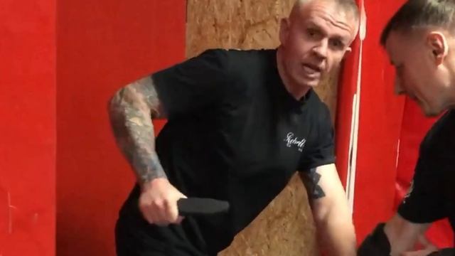 Загнанный в угол: принцип выживания в ножевой схватке