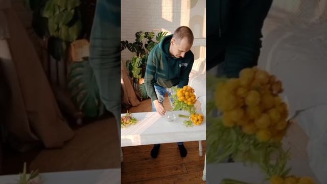 Чертополох, 9 стеблей 
(7 чертополох + 2 зелень).
артикул - 025
высота - 26 см.
диаметр