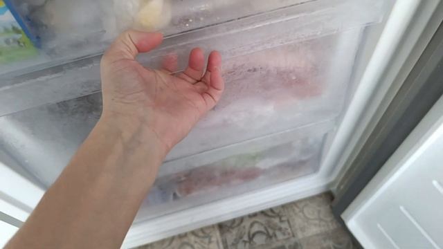Дом.дела с малышом/чищу морозилку/салат со струч.фасолью/бегут с работы