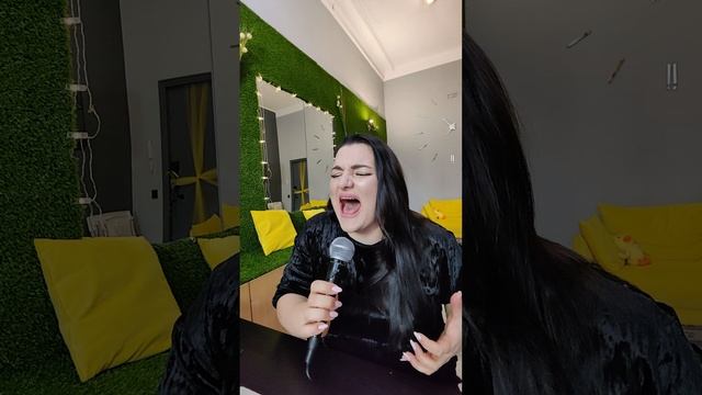 Поет основатель KODA STUDIO Ольга