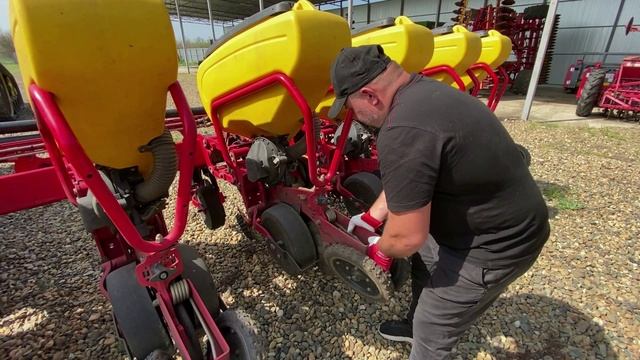 Проверка кронштейна закрывающих колес на сеялке Tempo